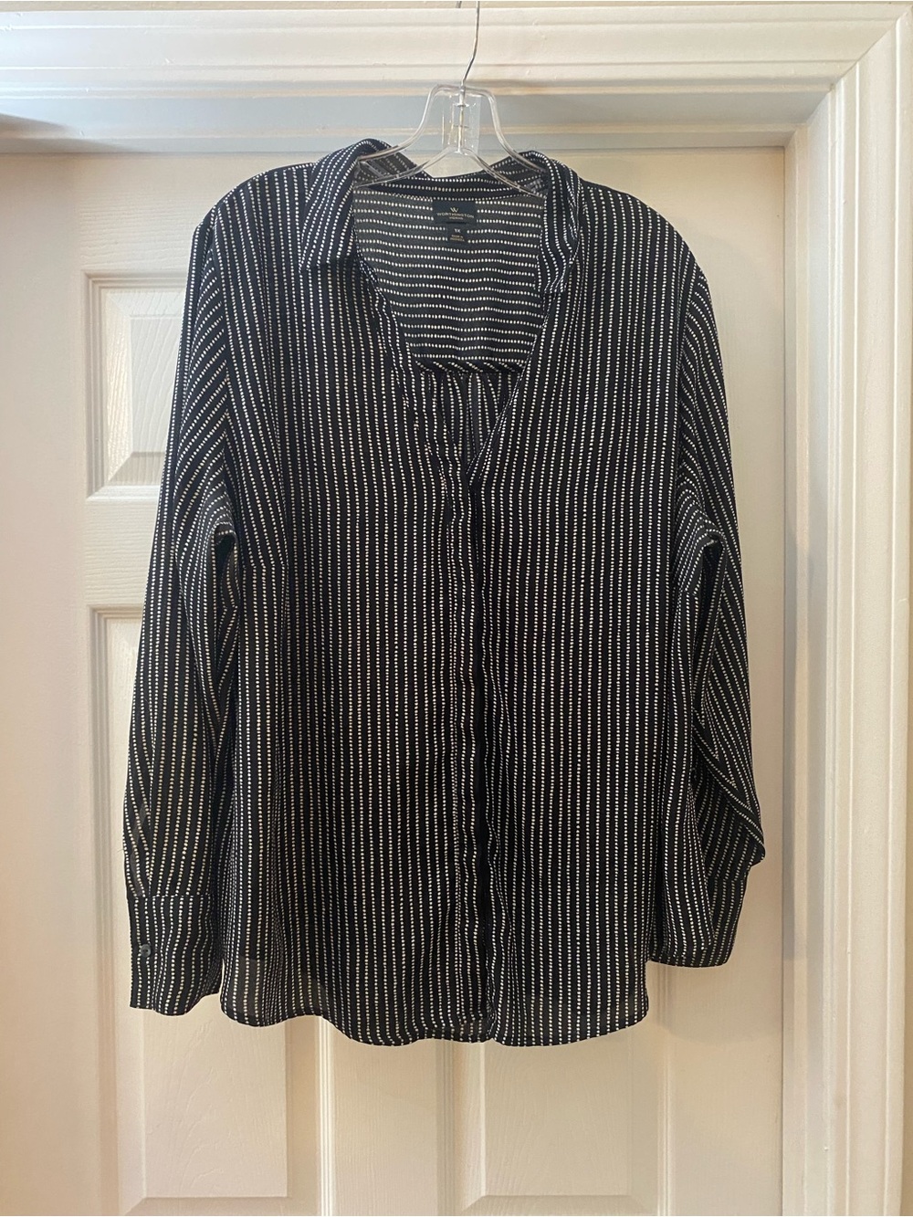 Worthington. Women’s Black/White Long Sleeve Blouse. Size 1X. V-Neck. Collar.
